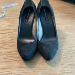 Banana Republic size 7.5 black suede pump